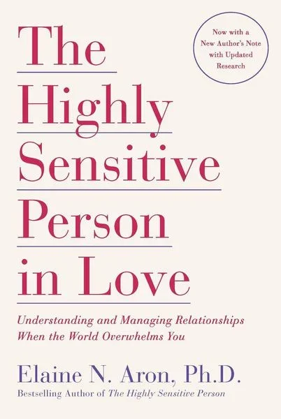 Buchcover des Buches 'The Highly Sensitive Person in Love' von Elaine N. Aron, mit Titel in großen roten Buchstaben und einem runden Aufkleber, der auf aktualisierte Forschungsnotizen hinweist.