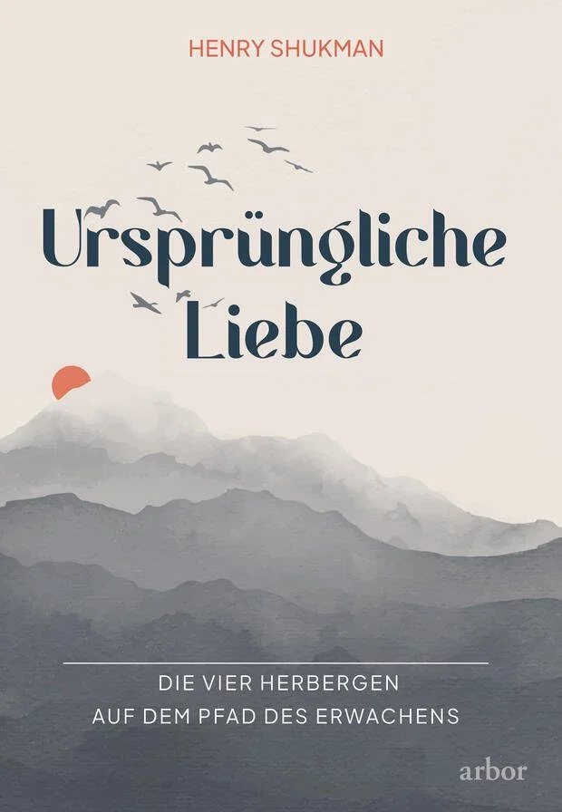 Buchcover mit Berglandschaft im Miniformat, Sonnenaufgang im Hintergrund, fliegende Vögel, Titel 'Ursprüngliche Liebe' von Henry Shukman, Untertitel 'Die vier Herbergen auf dem Pfad des Erwachens', arboro