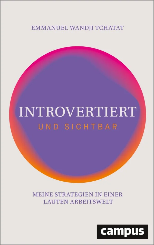 Buchcover mit Titel "Introvertiert und sichtbar" von Emmanuel Wandji Tchatat, das einen hauchdünnen farbigen Kreis mit Farbverlauf zeigt, und Text zum Thema "Strategien in einer lauten Arbeitswelt".