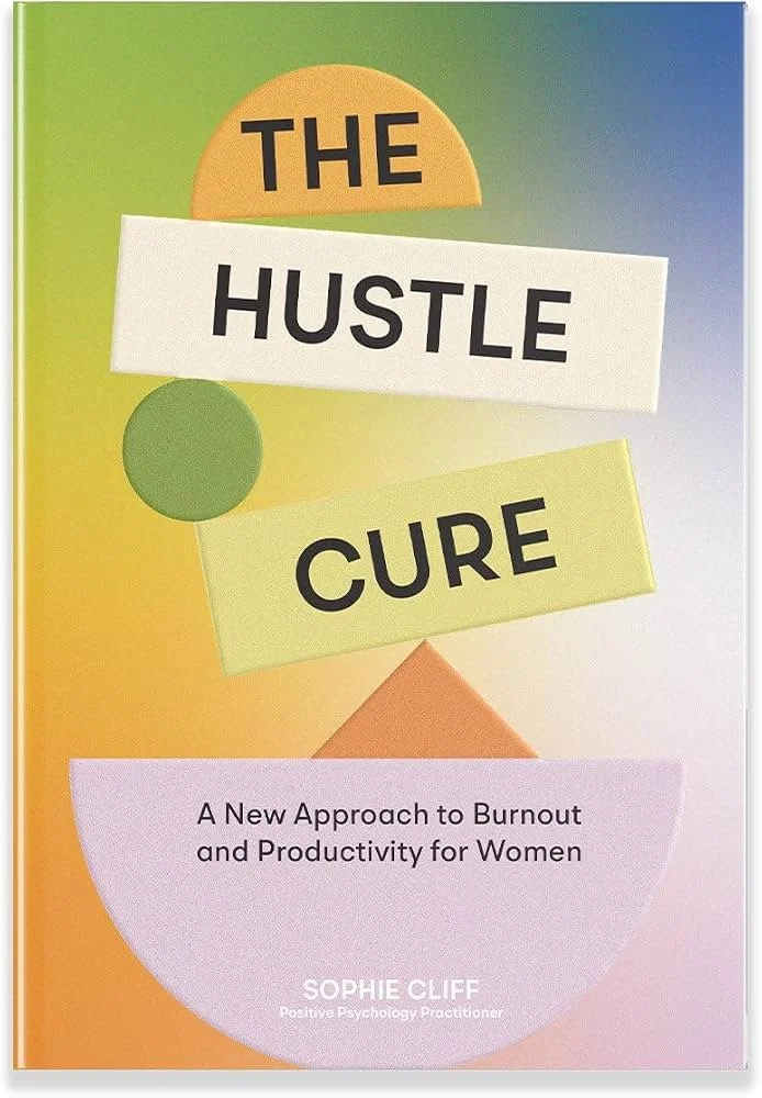 Buchcover mit dem Titel 'The Hustle Cure' und dem Untertitel 'A New Approach to Burnout and Productivity for Women' von Sophie Cliff, das ergonomisch und farbenfroh gestaltet ist.
