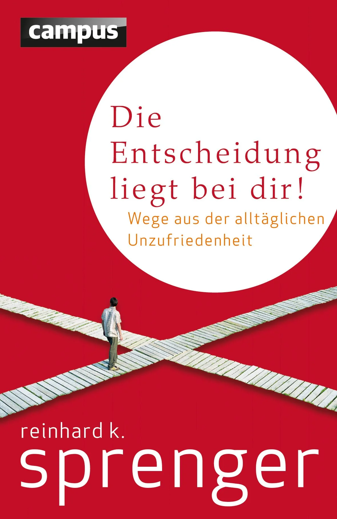 Das Buch mit dem Titel 'Die Entscheidung liegt bei dir! Wege aus der alltäglichen Unzufriedenheit' von Reinhard K. Sprenger. Das Cover ist rot mit einem weißen Kreis, in dem der Titel steht, und zeigt einen Mann, der auf einem Weg aus Holzplatten läuft.