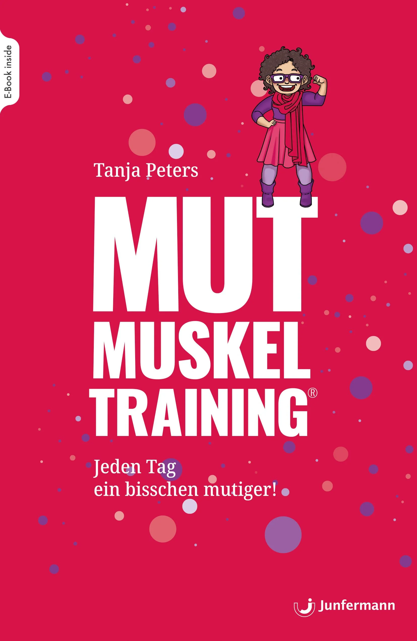 Das Bild zeigt das Cover eines Buches mit dem Titel "MIT MUSKEL TRAINING" von Tanja Peters. Der Hintergrund ist rot mit bunten Kreis- und Punktmustern. Es gibt eine Illustration einer jungen Frau mit curly Haaren, Brille, einer blauen Jacke, rotem Schal, rosa Rock und purple Stiefeln, die eine Faust ballt und Selbstvertrauen zeigt. Am unteren rechten Rand steht die Junfermann-Logo.