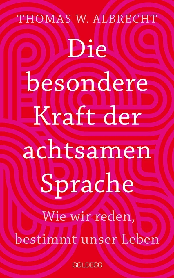 Buchcover mit rotem Hintergrund und pinkem labyrinthartigen Muster. Der Titel lautet "Die besondere Kraft der achtsamen Sprache" mit Untertitel "Wie wir reden, bestimmt unser Leben". Autor ist Thomas W. Albrecht, Verlag Goldegg.