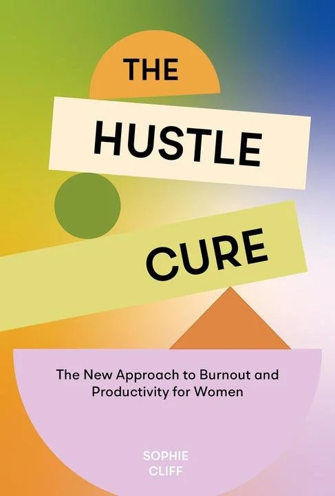 Buchcover des Titels "The Hustle Cure" mit Untertitel "The New Approach to Burnout and Productivity for Women" von Sophie Cliff, in einem farbenfrohen, geometrischen Design.