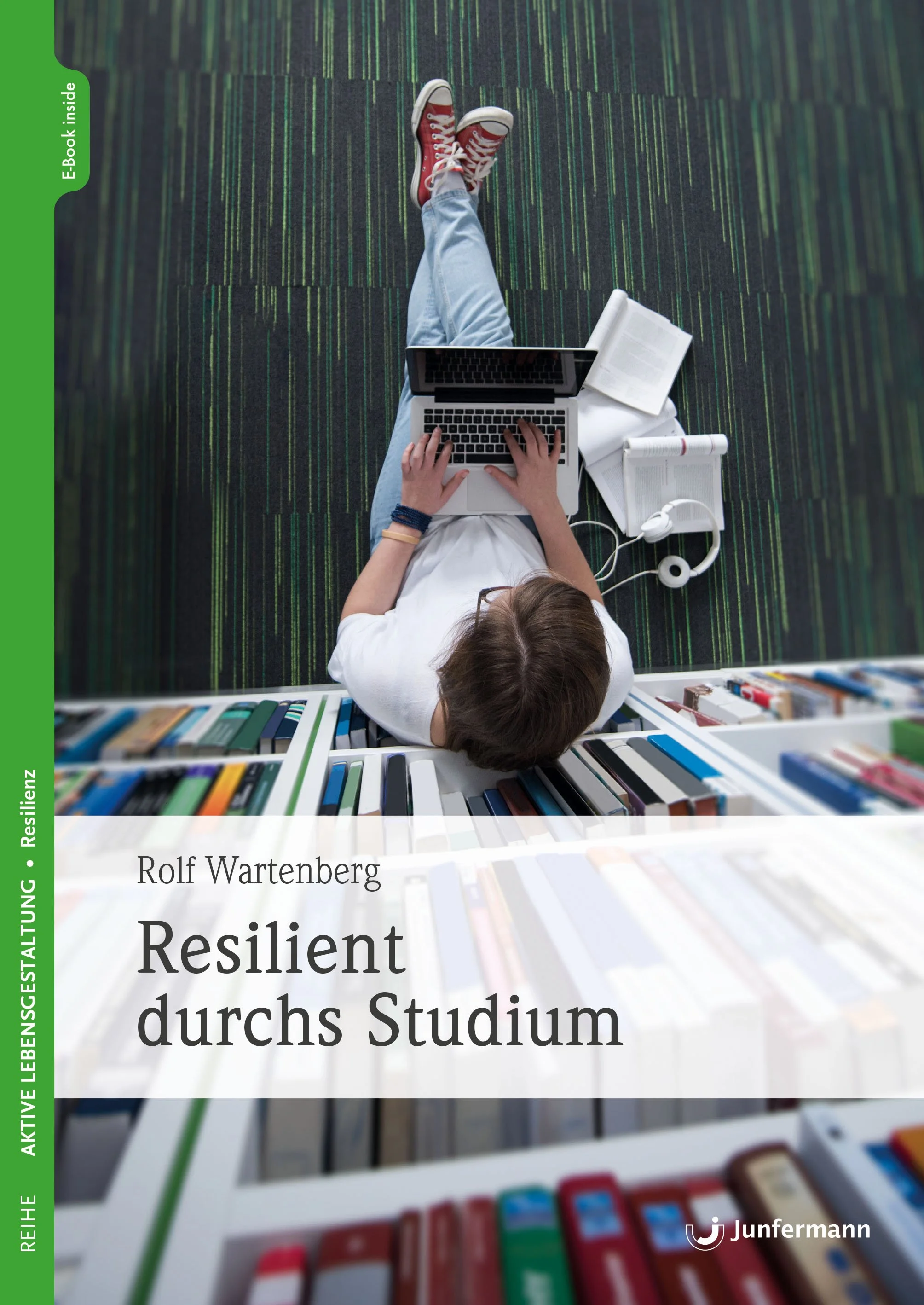 Buchcover mit einer Person, die auf dem Boden sitzt, umgeben von Büchern, mit einem Laptop auf den Beinen, in einer Bücherei oder Studienumgebung