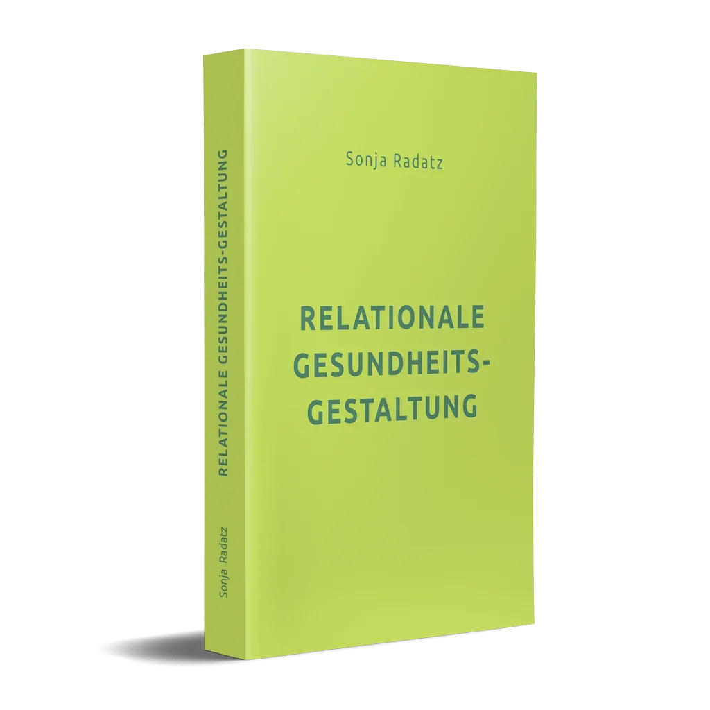 Buch mit grünem Cover, Titel: "Relationale Gesundheitsgestaltung" von Sonja Radatz