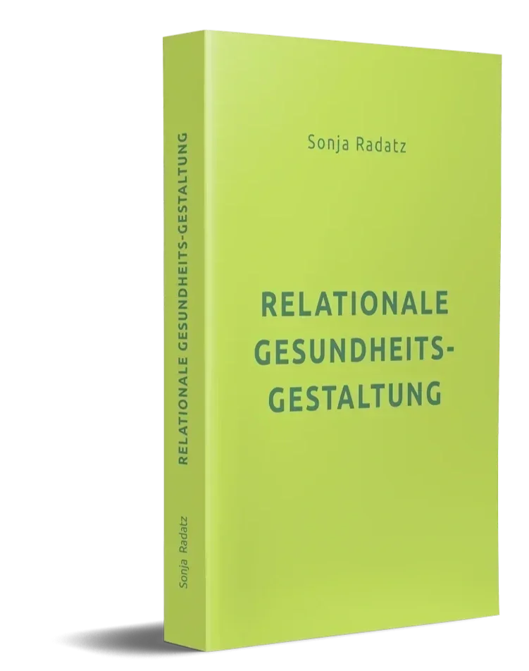 Buch mit grünem Cover, Titel: Relationale Gesundheitsgestaltung, von Sonja Radatz.