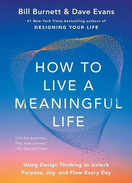 Buchcover des Buches 'How to Live a Meaningful Life' von Bill Burnett und Dave Evans mit einem blauen und orangefarbenen Hintergrund, Titel in weißer Schrift, dekoratives Design im Hintergrund.