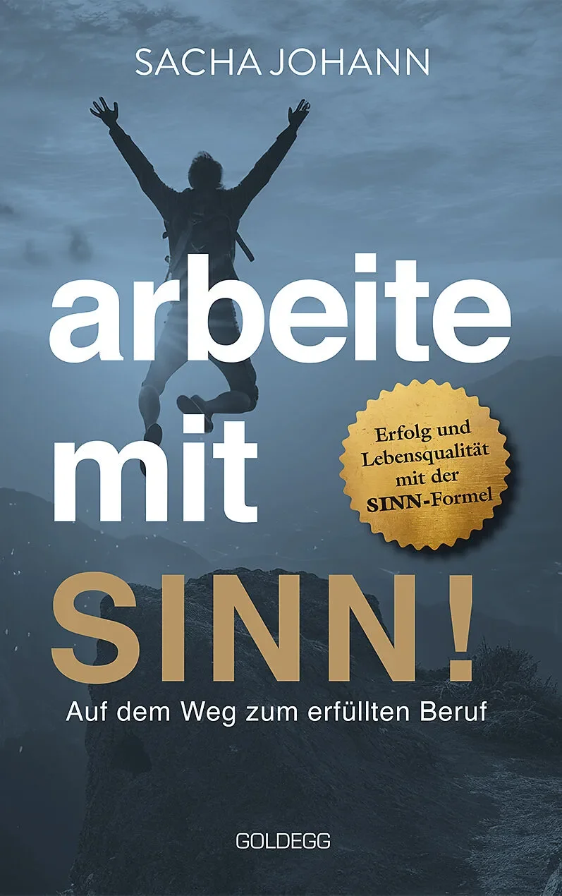 Buchcover mit einem Menschen, der auf einem Berggipfel steht und die Arme in die Luft streckt, Himmel im Hintergrund, Titel 'arbeit mit SINN!' und Autor Sacha Johann.