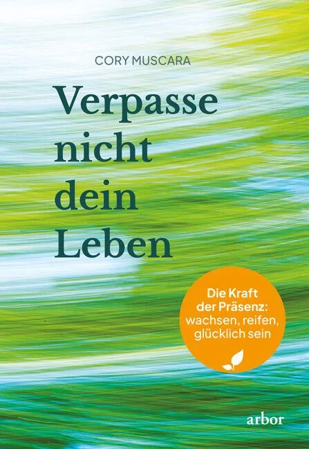 Buchcover mit Titel "Verpasse nicht dein Leben" und einem orangefarbenen Kreis mit dem Text "Die Kraft der Präsenz: wachsen, reifen, glücklich sein". Der Hintergrund ist grün mit blauen und weißen Streifen.