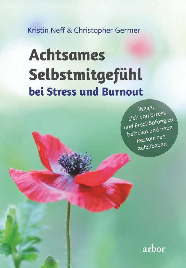 Buchcover mit einem Bild einer roten Mohnblume vor grünem Hintergrund. Der Titel ist 'Atsames Selbstmitgefühl bei Stress und Burnout', geschrieben von Kristin Neff und Christopher Germer.