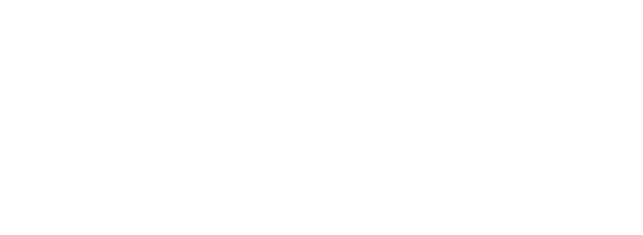 Dette er et billede af en person, der står foran et bord med skiftende lydisolerende døre bag sig.