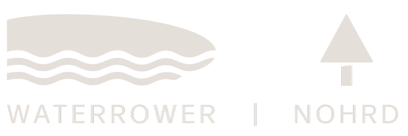 Logo med vandbølge og en trekant med en streg under, teksten 'WATERROWER' og 'NOHRD'.