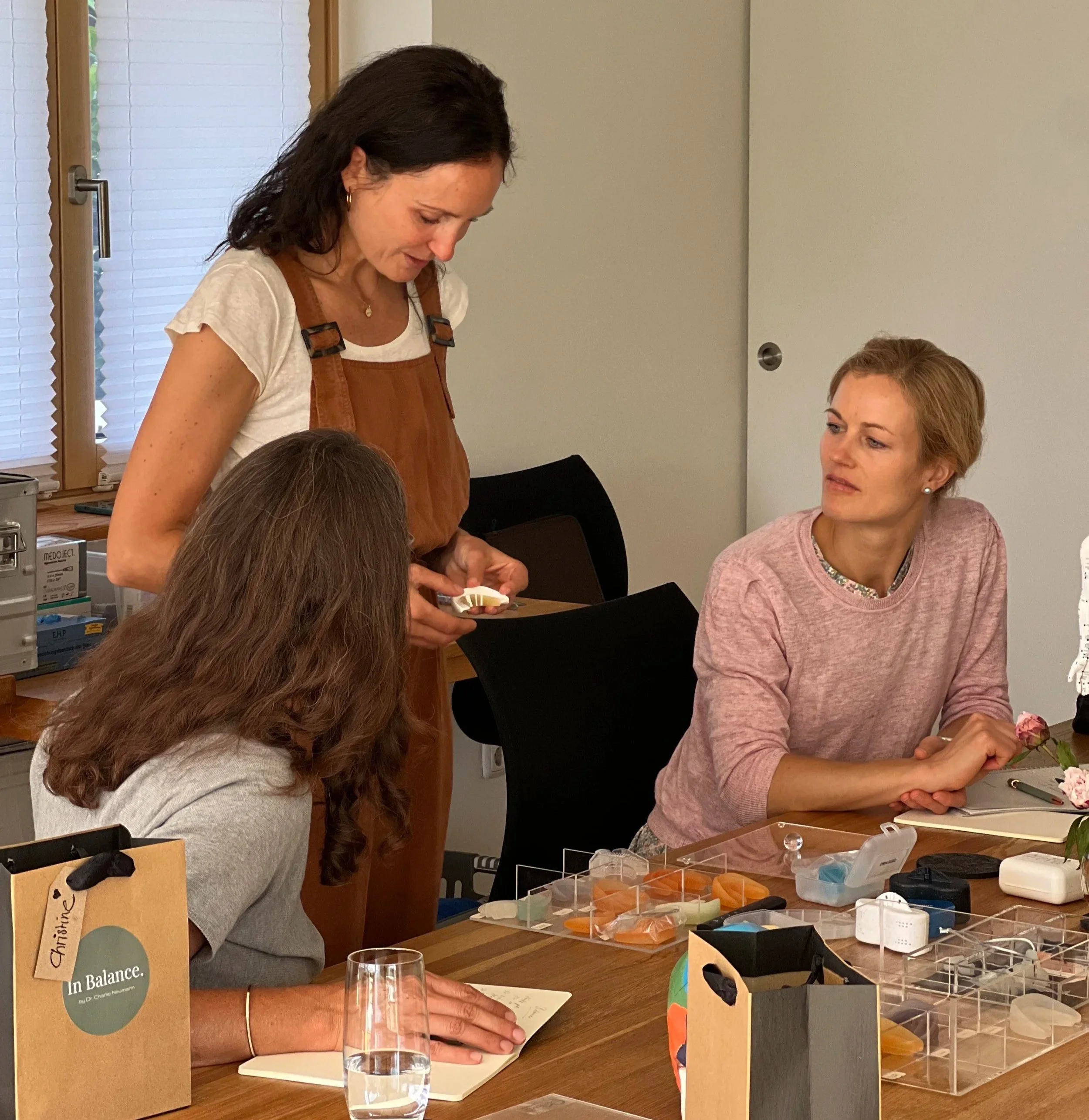 Dr. Charlie Neumann bei der praktischen Vermittlung von Myofunktion und Dentosophie