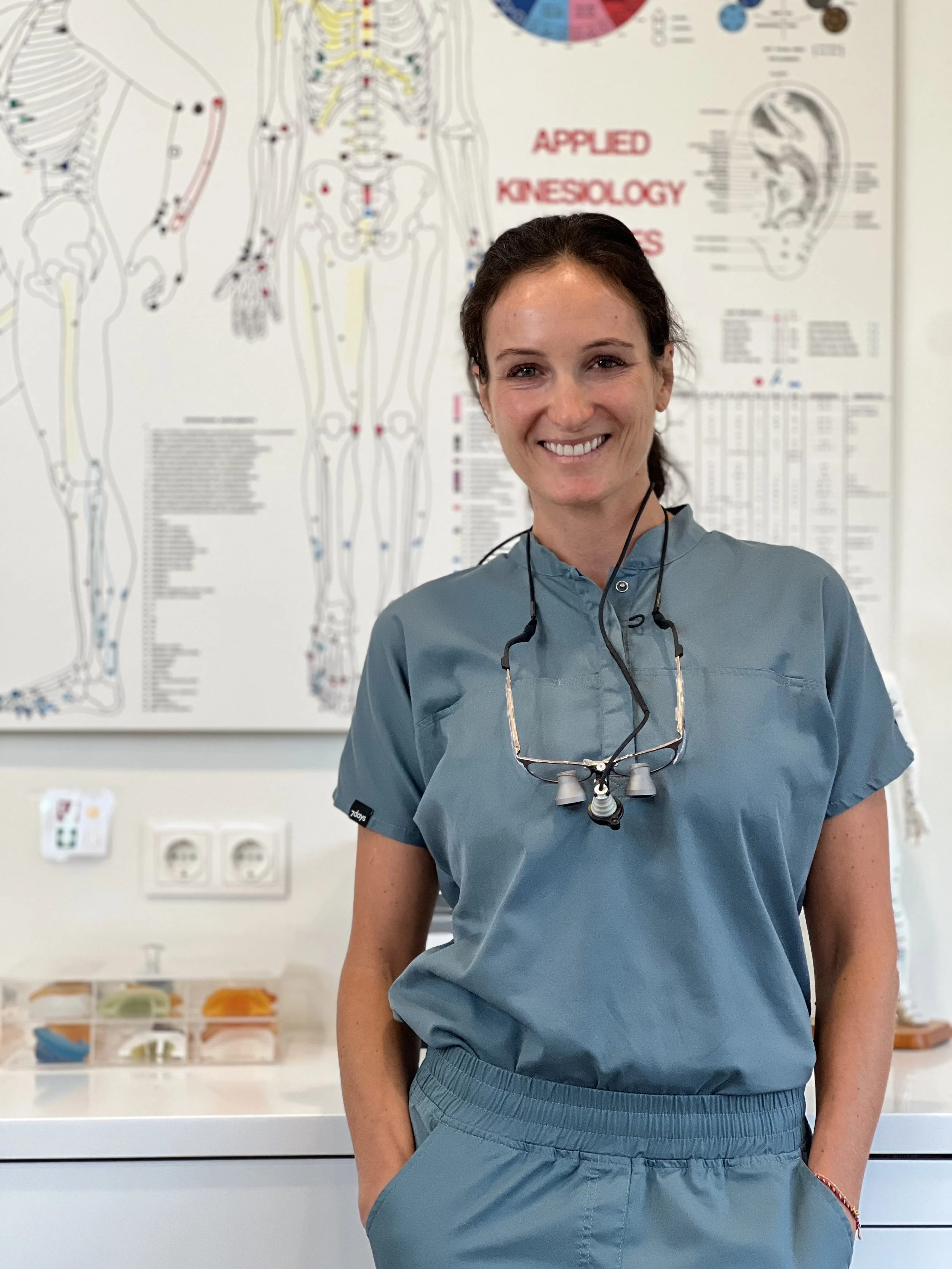 Dr. Charlie Neumann als Zahnärztin und Dentosophie-Ausbilderin