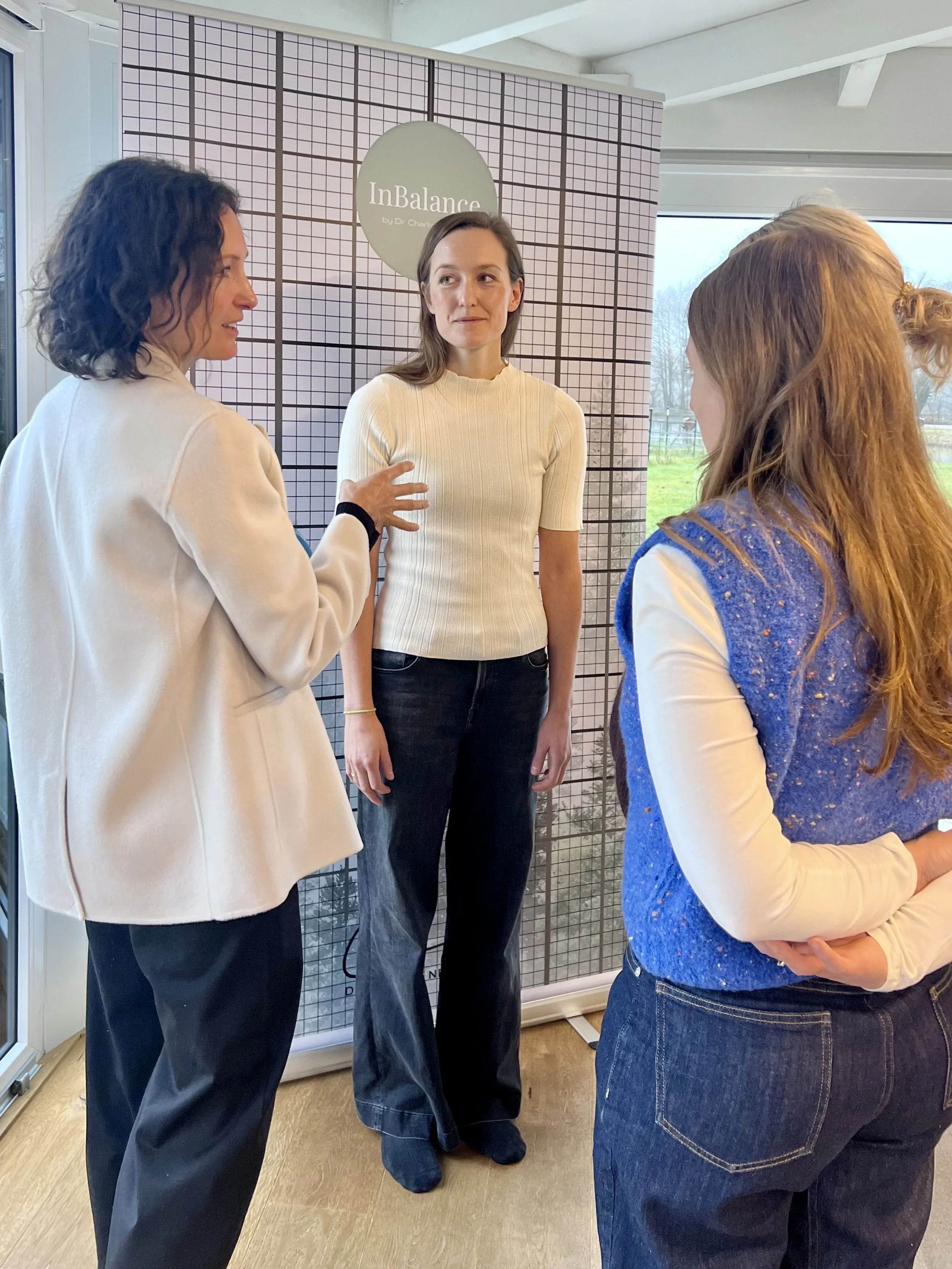 Dr. Charlie Neumann vermittelt praktische Inhalte der Dentosophie Ausbildung