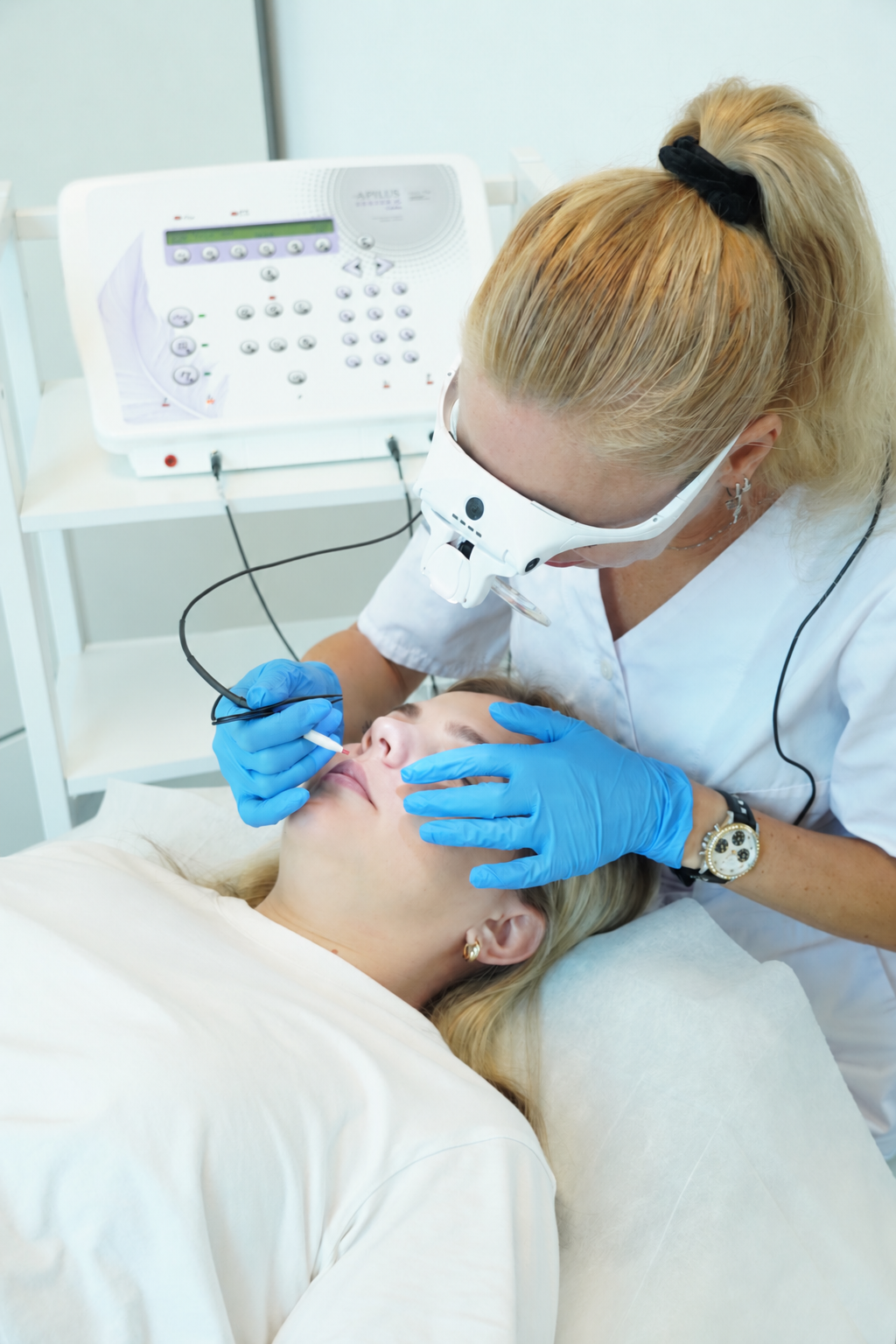 Facial electrolysis treatment with Apilus equipment