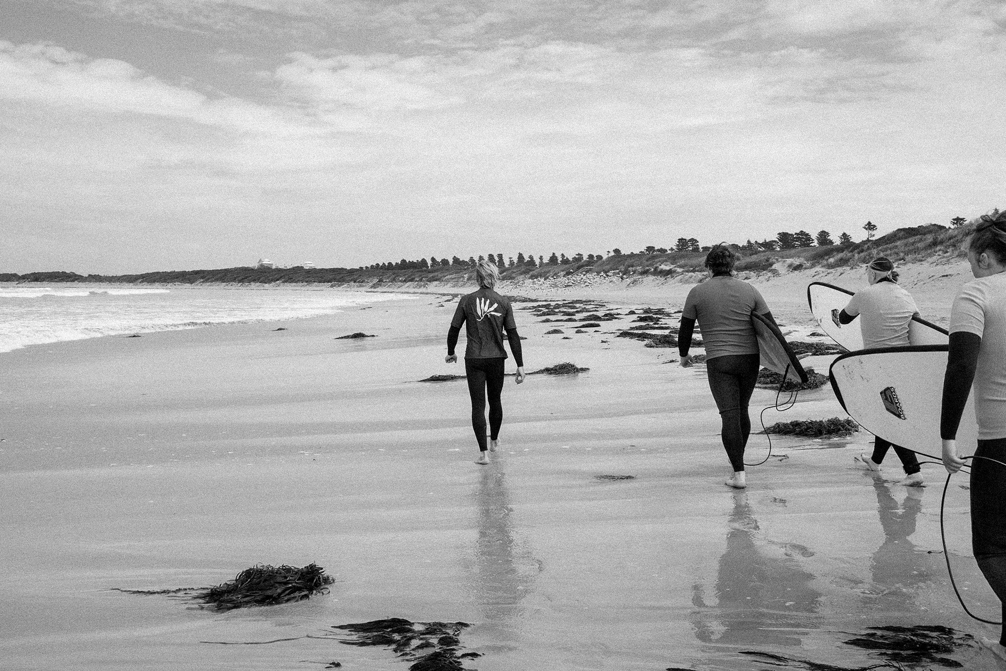 Studio-Dreams-Aurora-Surf-Walking-Beach.webp