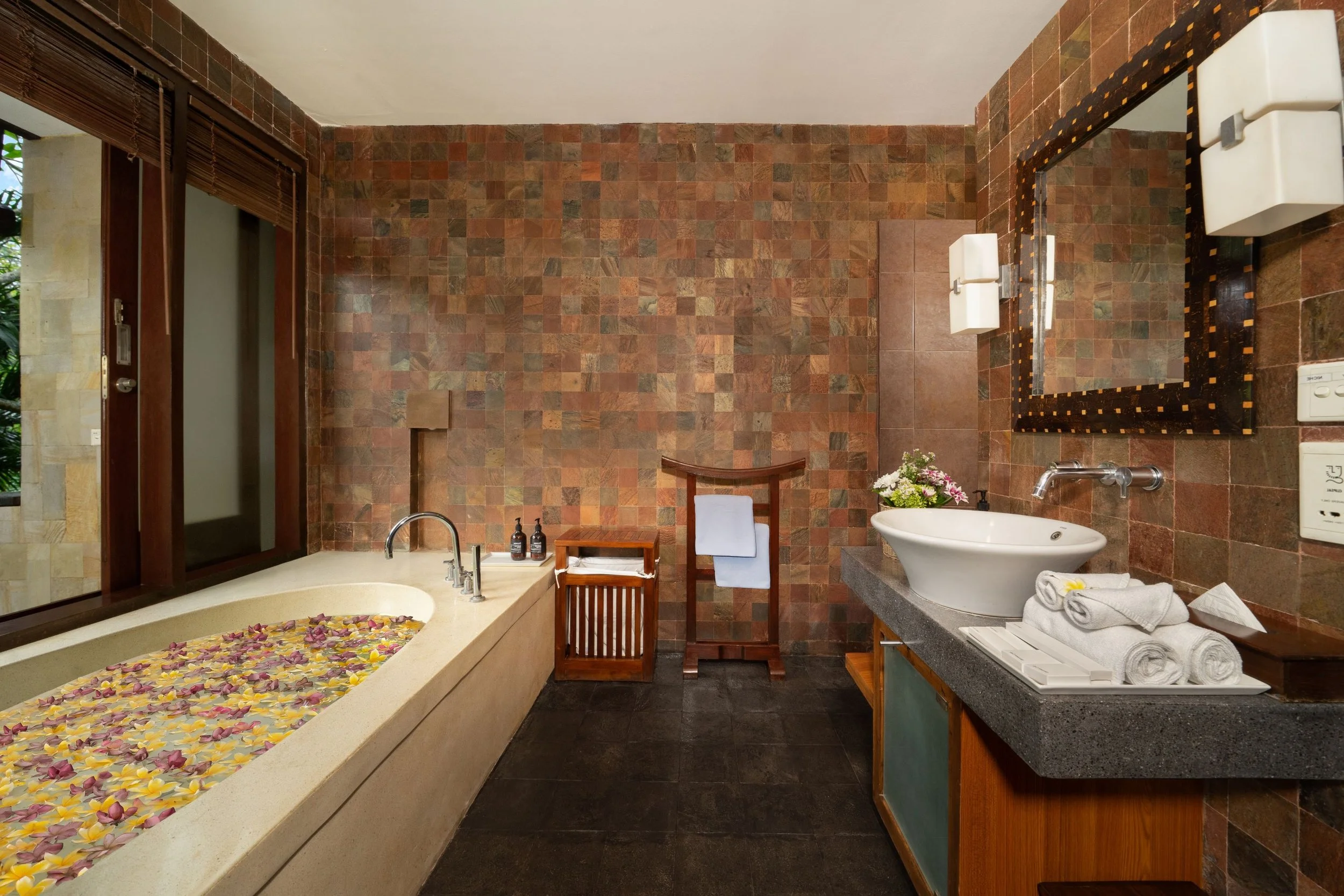 VillaAmbiente_Bali_11_Bathroom1.jpg