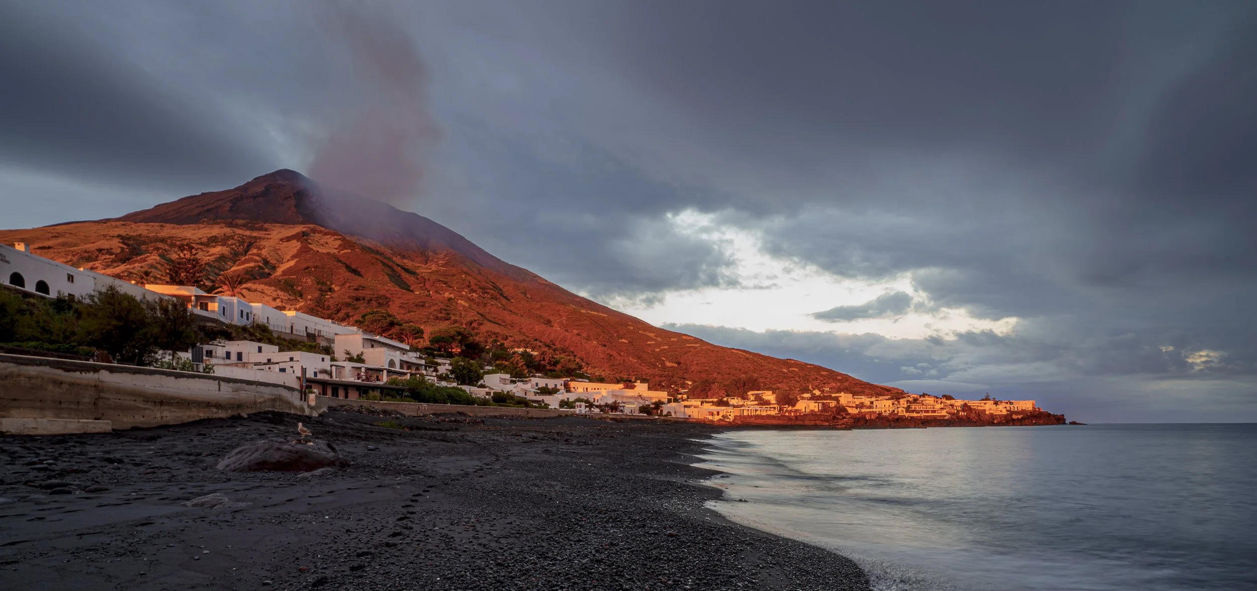 SCALE:Dawn Light Glow | Stromboli, Italy