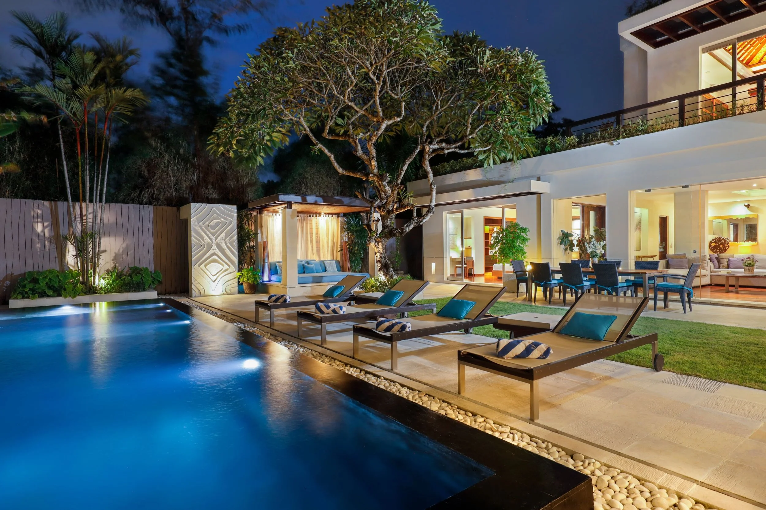 VillaCamellia_Bali_20_PoolAreaNight.jpg