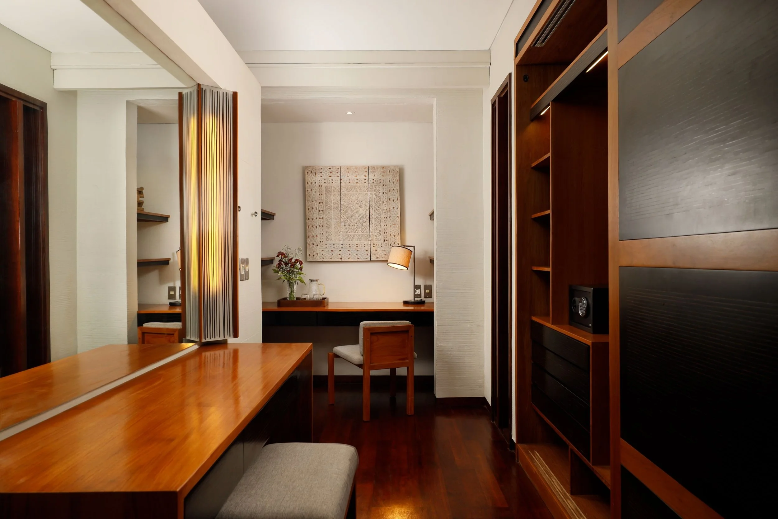 VillaCamellia_Bali_11_Bedroom3WalkInCloset.jpg