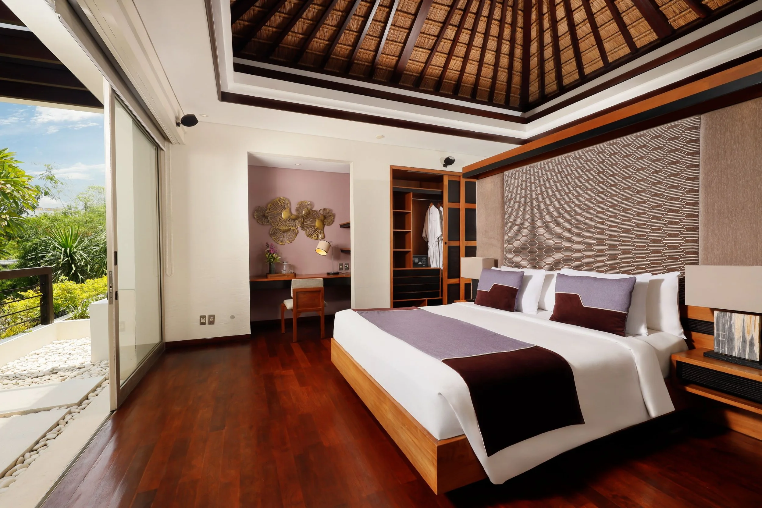 VillaCamellia_Bali_06_MasterBedroom.jpg