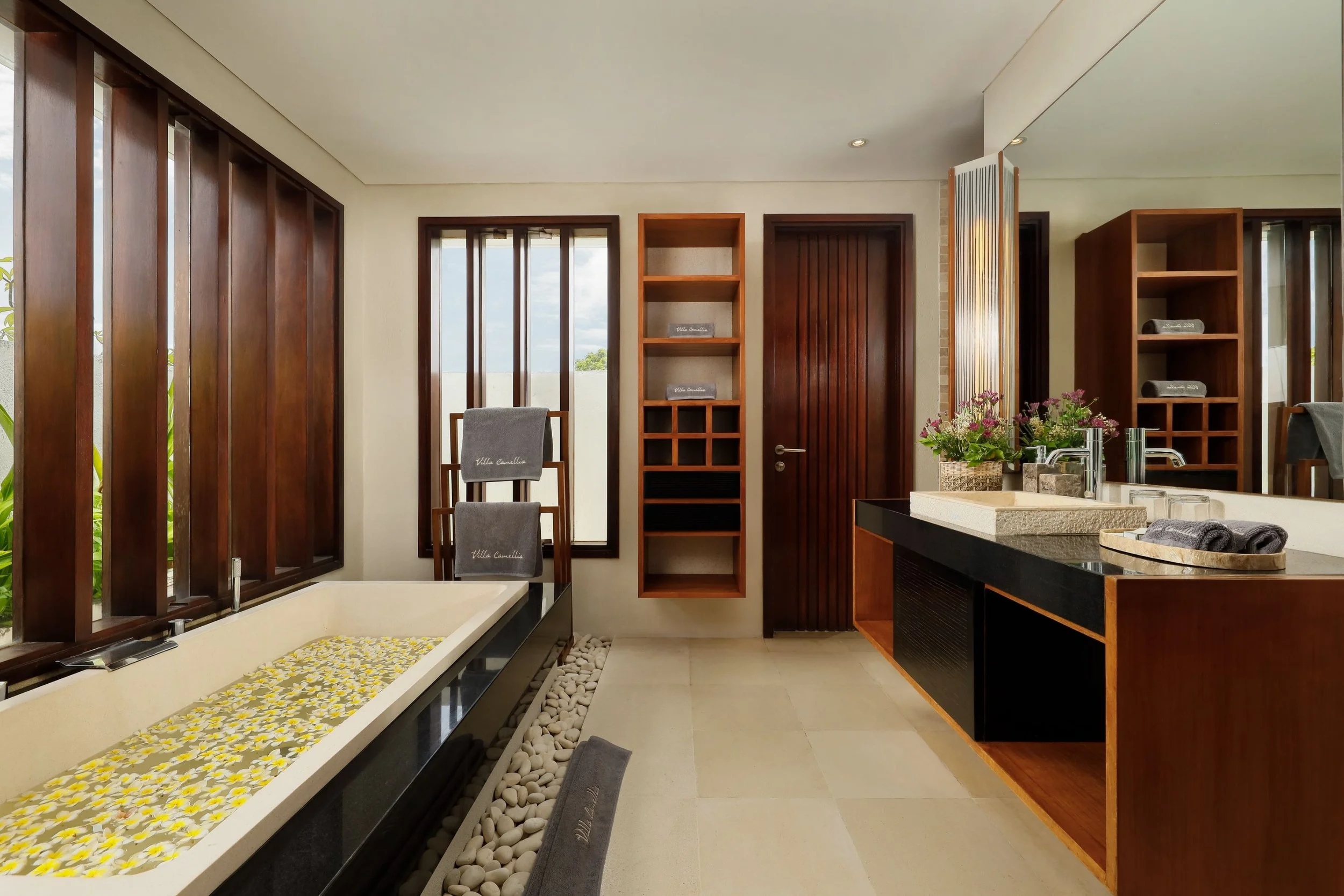 VillaCamellia_Bali_12_MasterBathroom.jpg