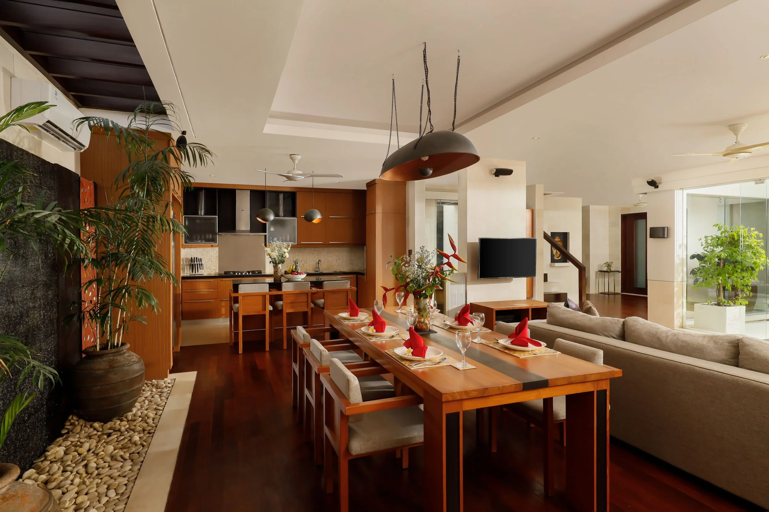 VillaCamellia_Bali_04_DiningKitchen.jpg