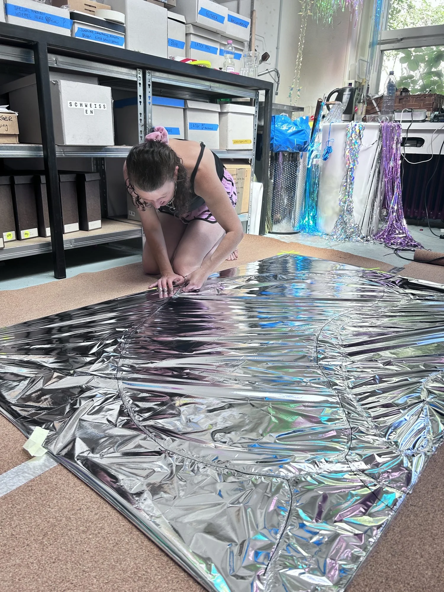 Marianne Tobler schneidet im Atelier glaenzende Folie zu