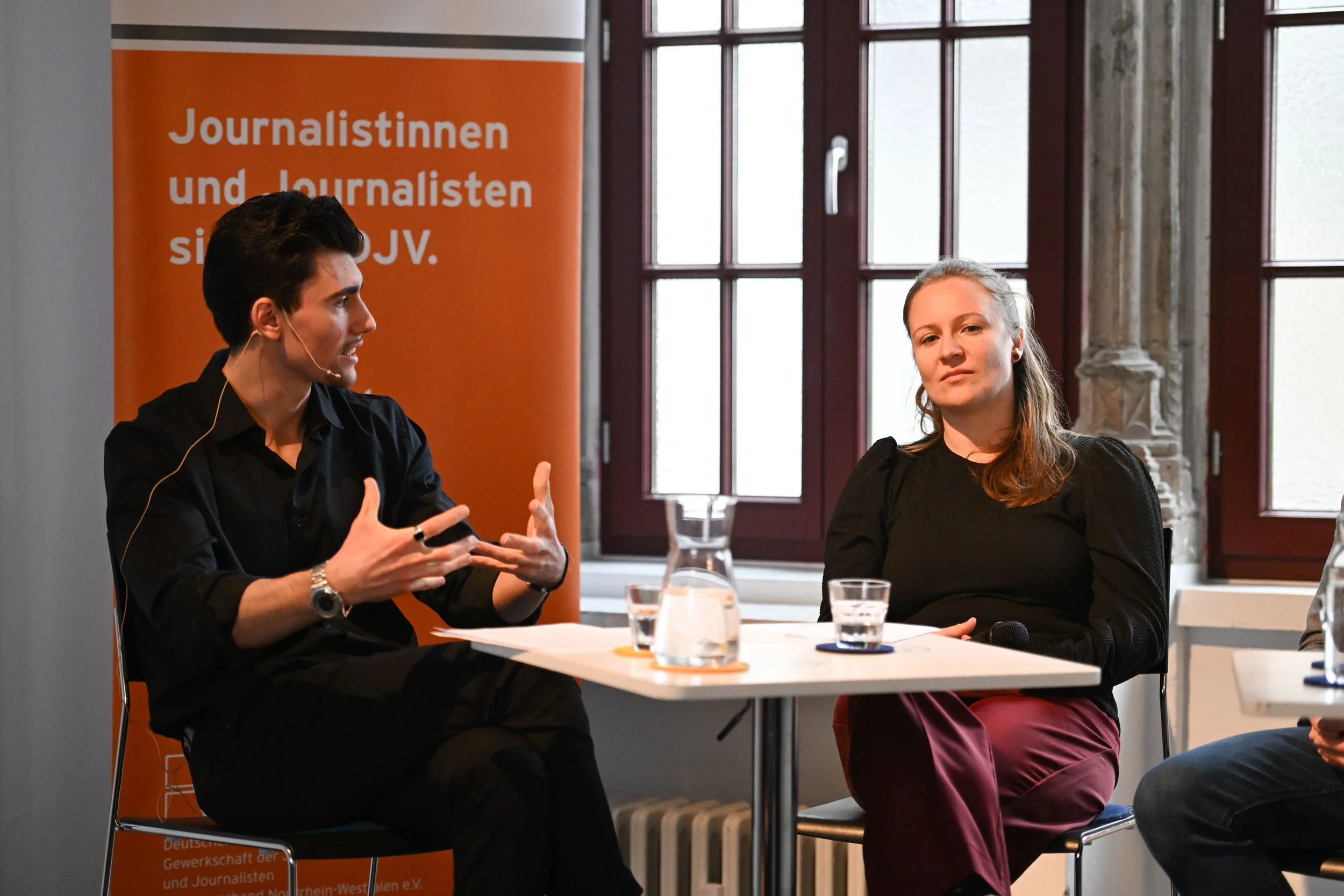 Melvin Schwertel diskutiert mit Journalistin Annika Schneider zu Medienjournalismus