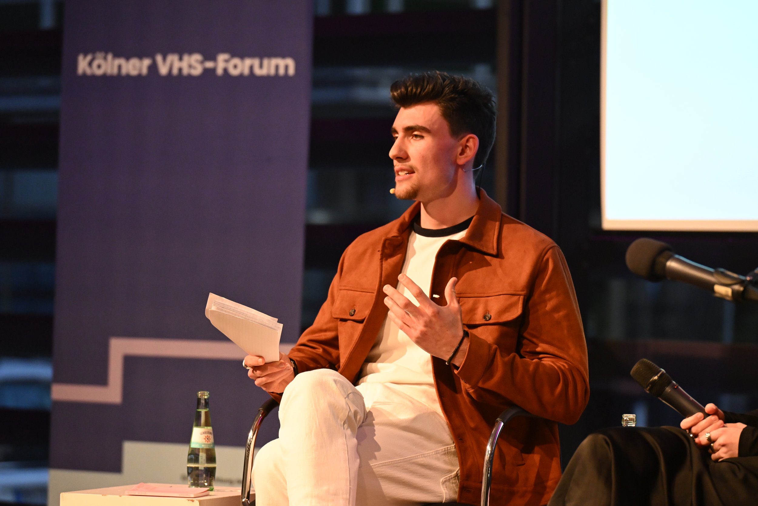 Melvin Schwertel moderiert eine Lesung als Kulturjournalist im Kölner VHS-Forum