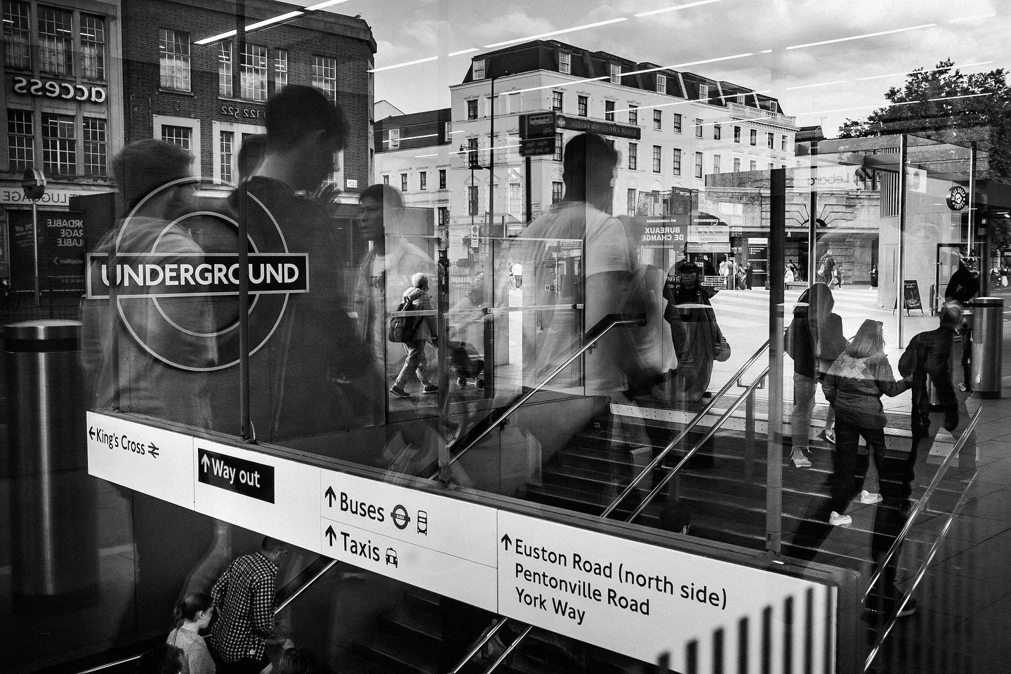 Reflections through the years, shot in The Hague and London 🇳🇱🇬🇧
.
.
.
.
.
.
.
.
#spi_bnw #ssicollaborative #streetgeometry_bw #bnwshot_world
#ss_hub #great_capture_bnw
#Cinema_streets #drdd_challenge #urbanlife #black_style_magazine #onw divine 