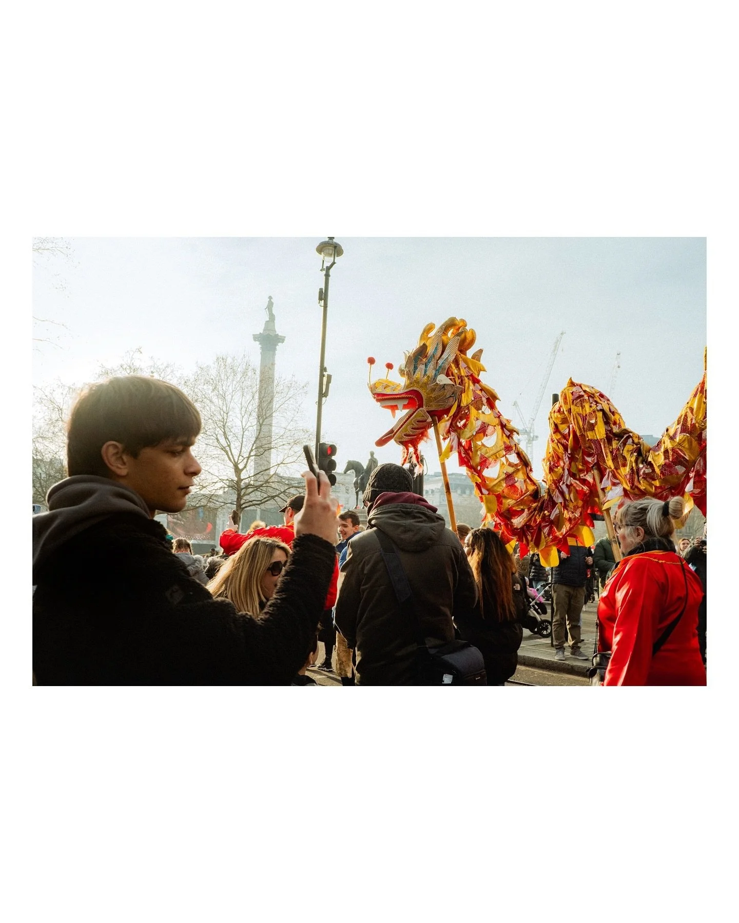 &bull; Capturing Memories &bull;
Swipe for more ➡️

Phones are ubiquitous. Especially in a touristic location like London. They are a sign of the times and inseparable from the modern street scene 📸

📷: Fujifilm x-t3 + 18mm/23mm f2
.
.
.
.
.
.
.
.
