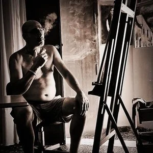 L'artista davanti la sua tela