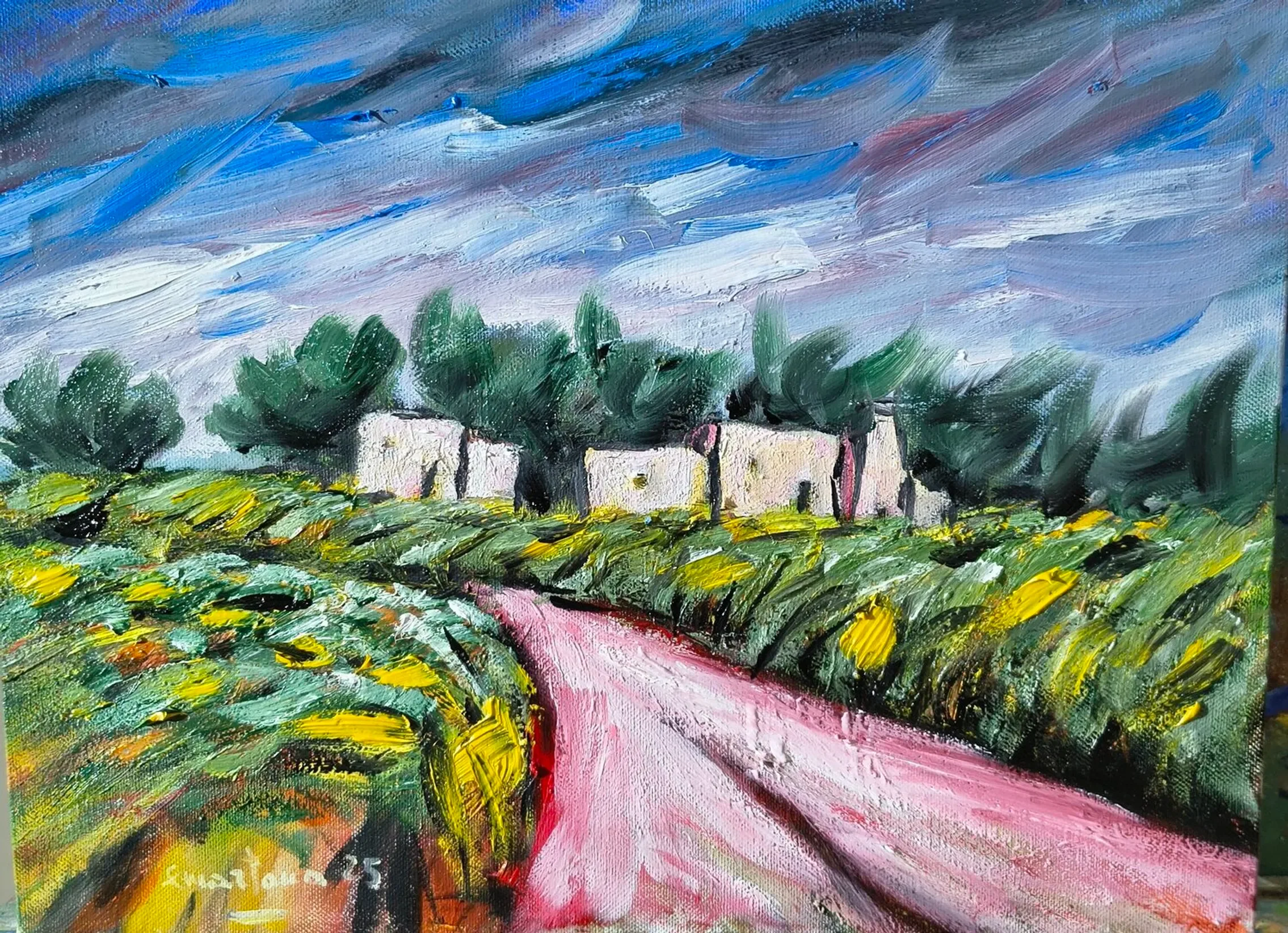 Una strada semplice e genuina attraversa la campagna guidando lo sguardo verso un’antica masseria, mentre gli alberi all’orizzonte si erigono come presenze familiari e rassicuranti. Questo dipinto nasce dal profondo desiderio di custodire il ricordo 