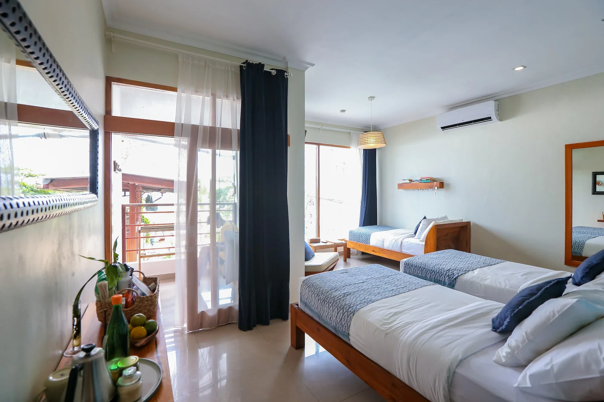 Triple room with three single beds, natural light and balcony access