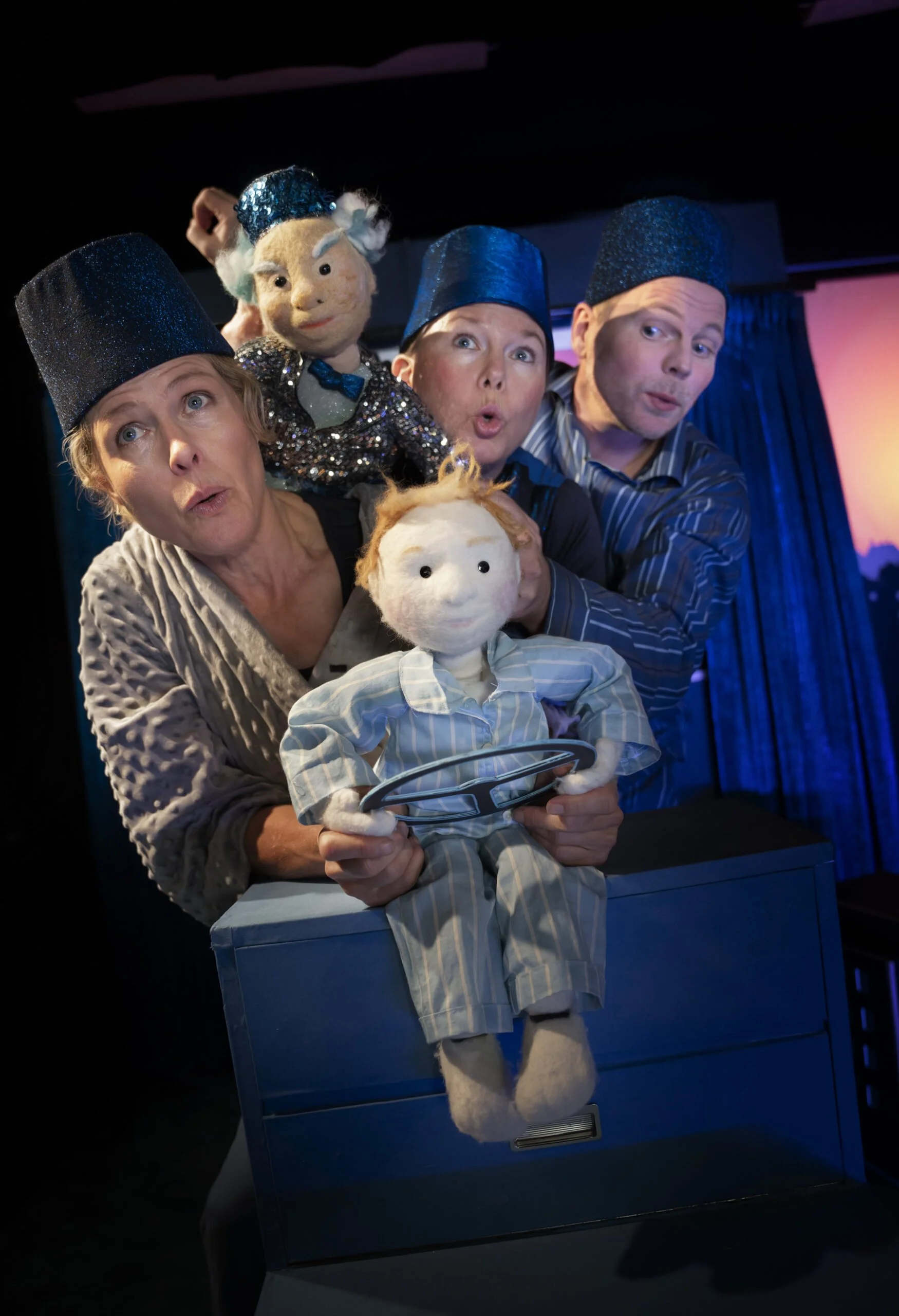 I-Skymningslandet.-Med-Dockteatern-Tittut.-Pa-bilden-David-Skogman-Sophia-Segrell-Sara-Bexell.-Foto-Markus-Garder-scaled.jpg