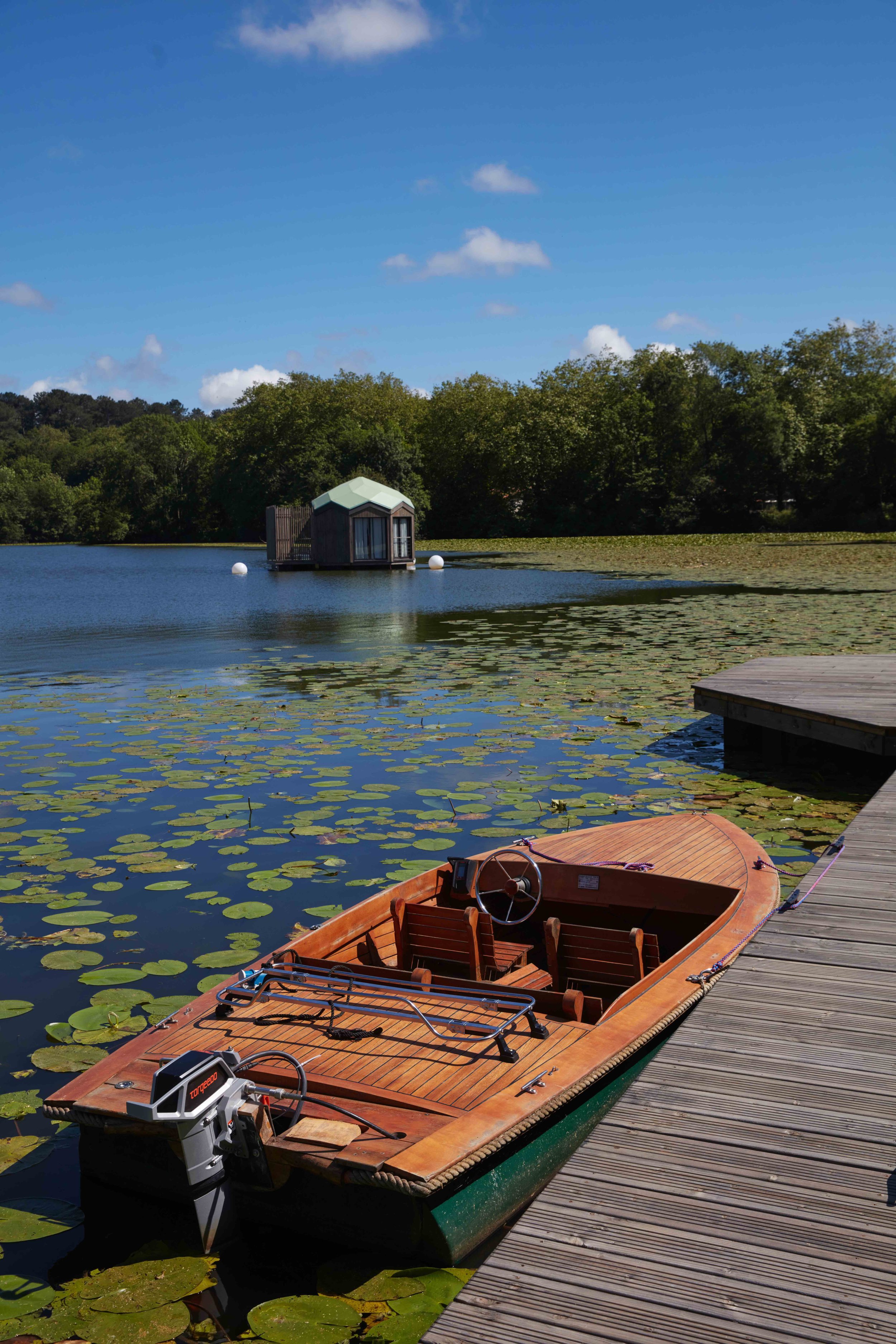Brindos - Nous avons retrouvé à Chantilly et restauré de petit bateaux en bois, électriques, pour rejoindre sa chambre sur le lac...