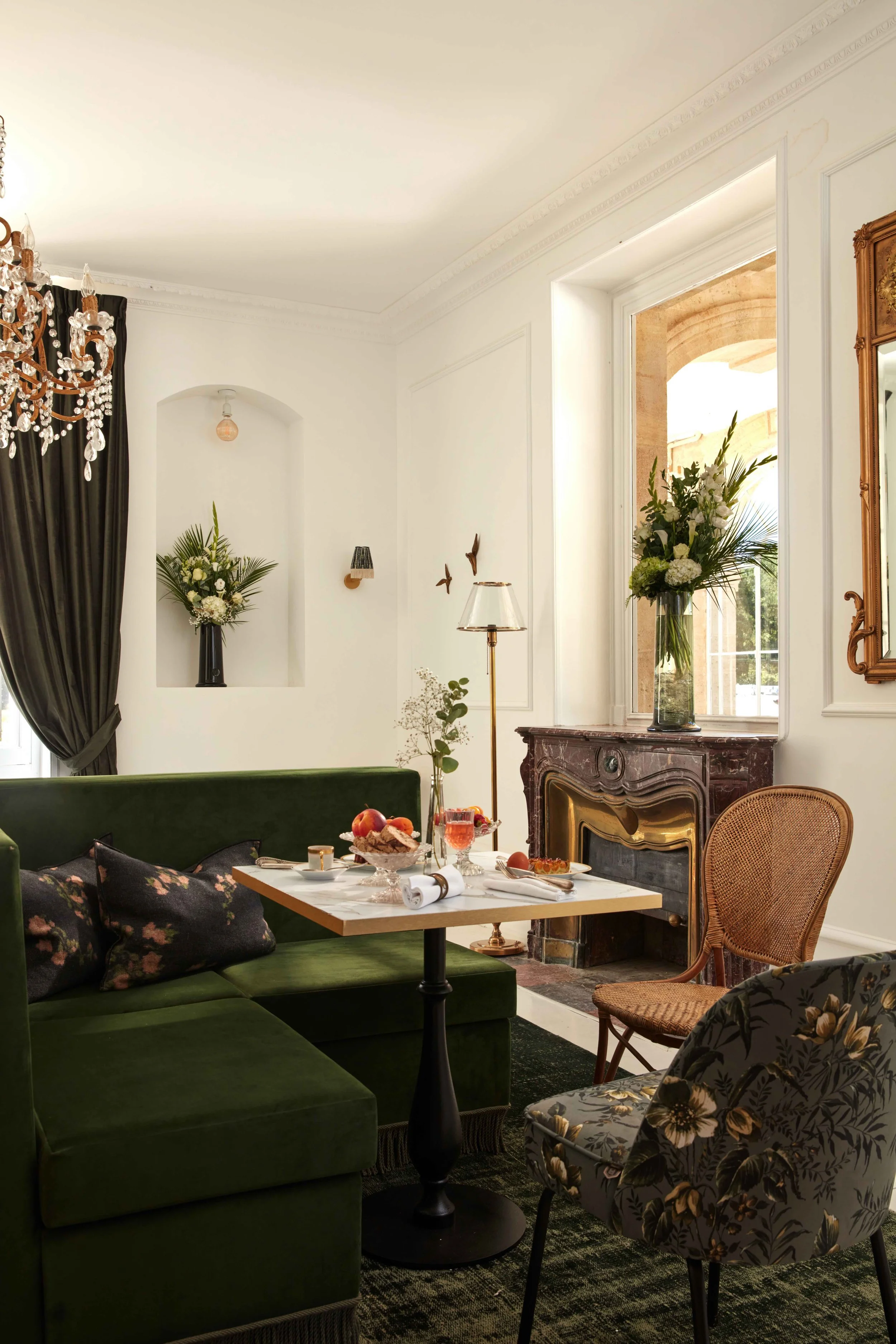 Léognan - Petit déjeuner dans le salon vert du Chateau. 