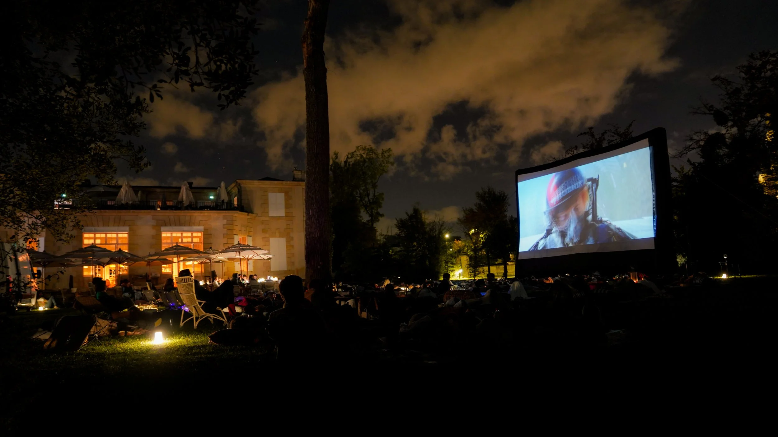 Raba - Toute la saison, installer un cinema en plein air dans le parc.