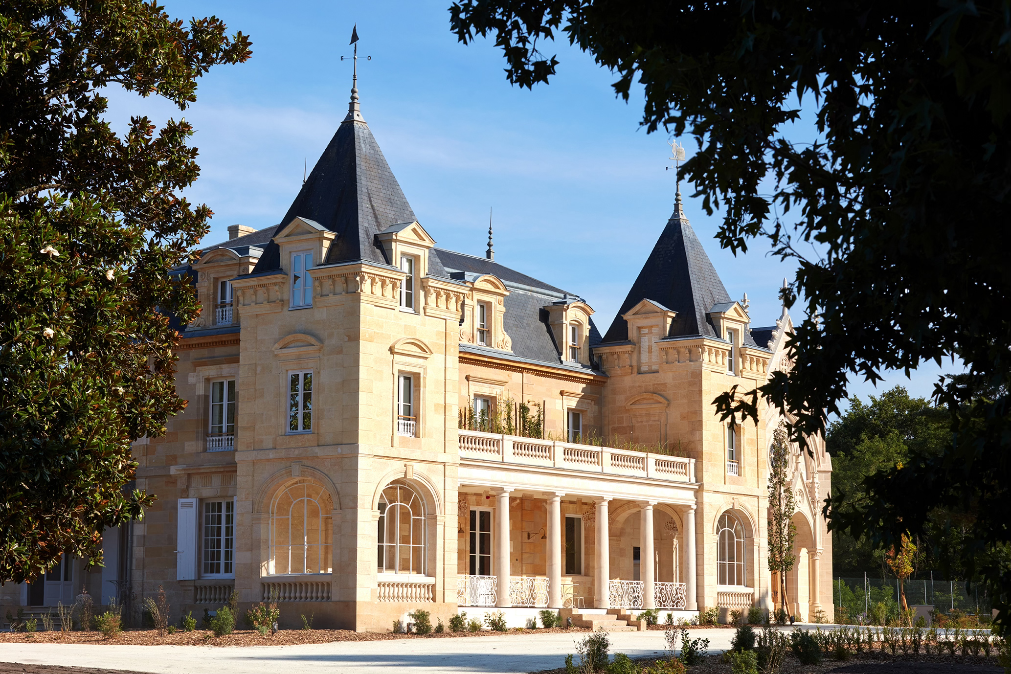 Léognan - Le Chateau restauré vu du Parc 