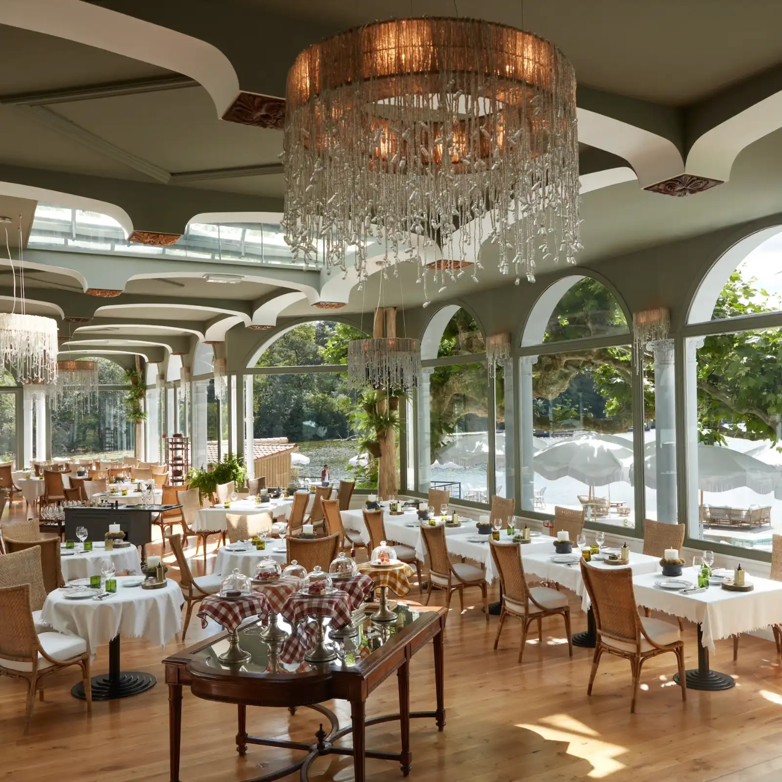 Brindos - Le restaurant sur le lac a été transformé en véritable jardin d'hiver entre château et lac.