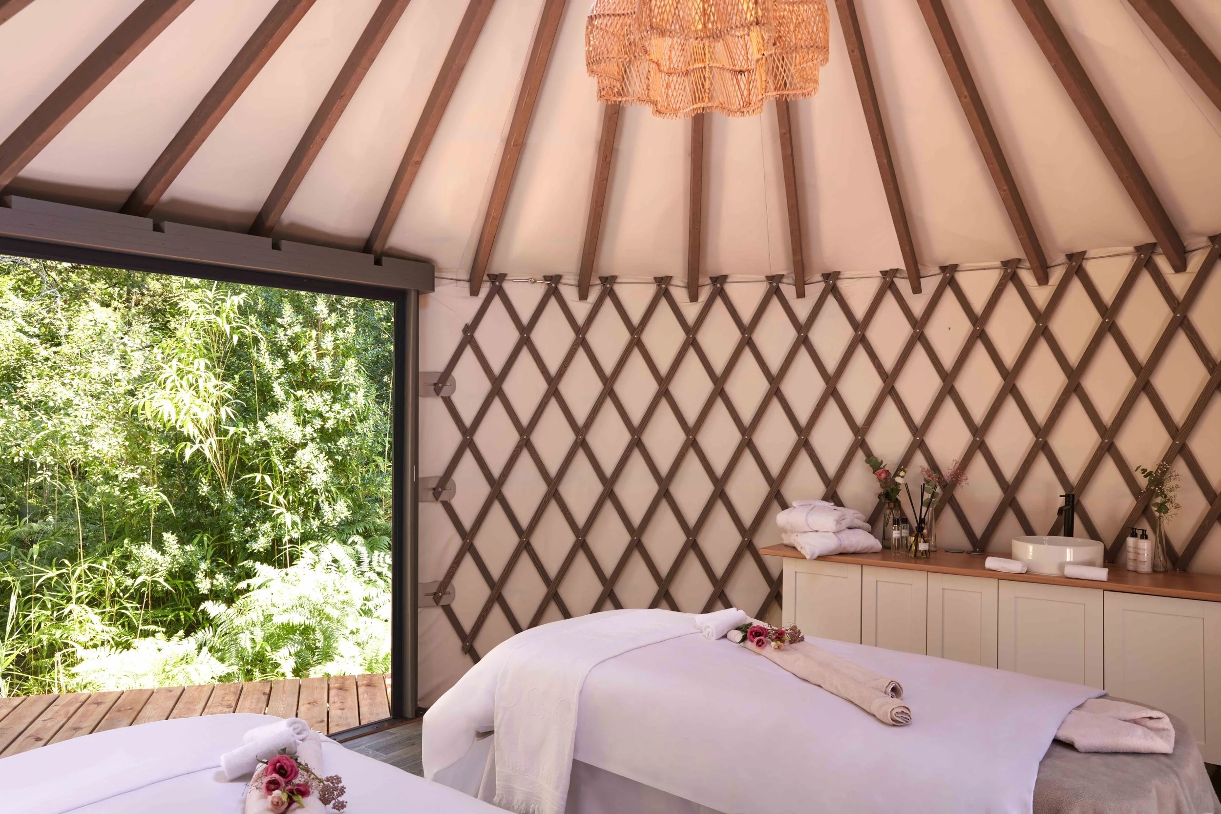 Léognan - les yourtes de massage au milieu des pins et des chênes