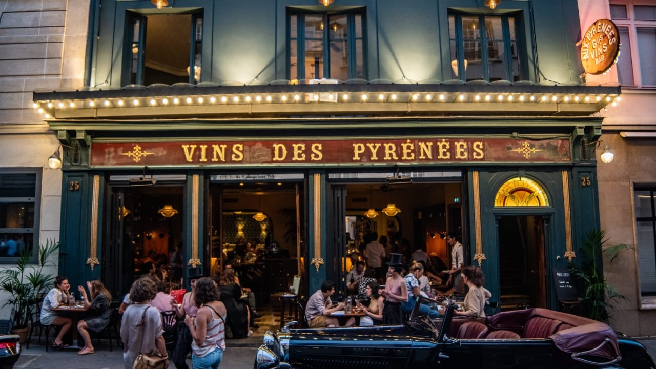 Vins des Pyrénées - Une nouvelle vie pour une façade qui a plus de 100 ans et une terrasse iconique.