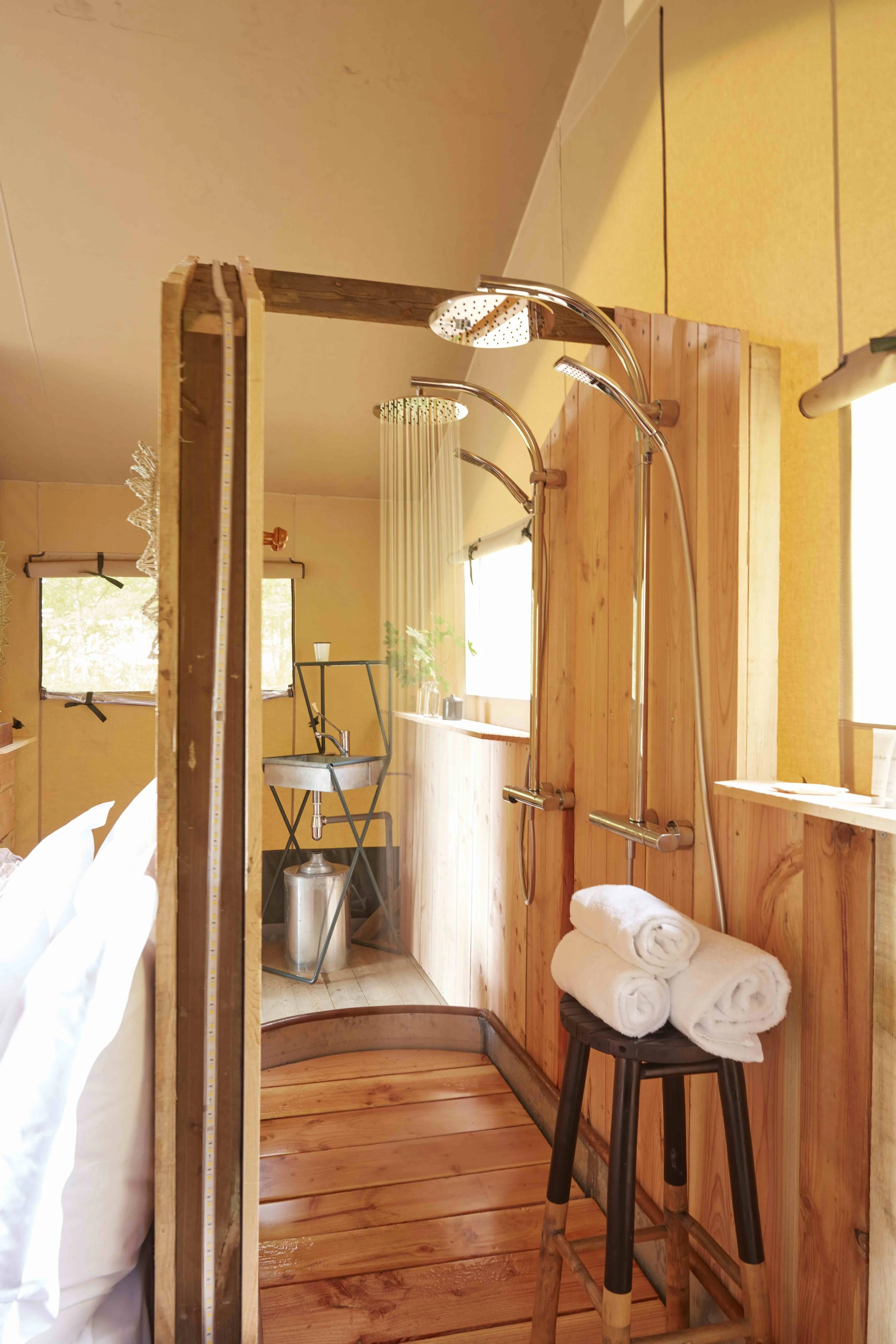 Raba - La double douche, une signature, même dans les Lodges en toile du parc.