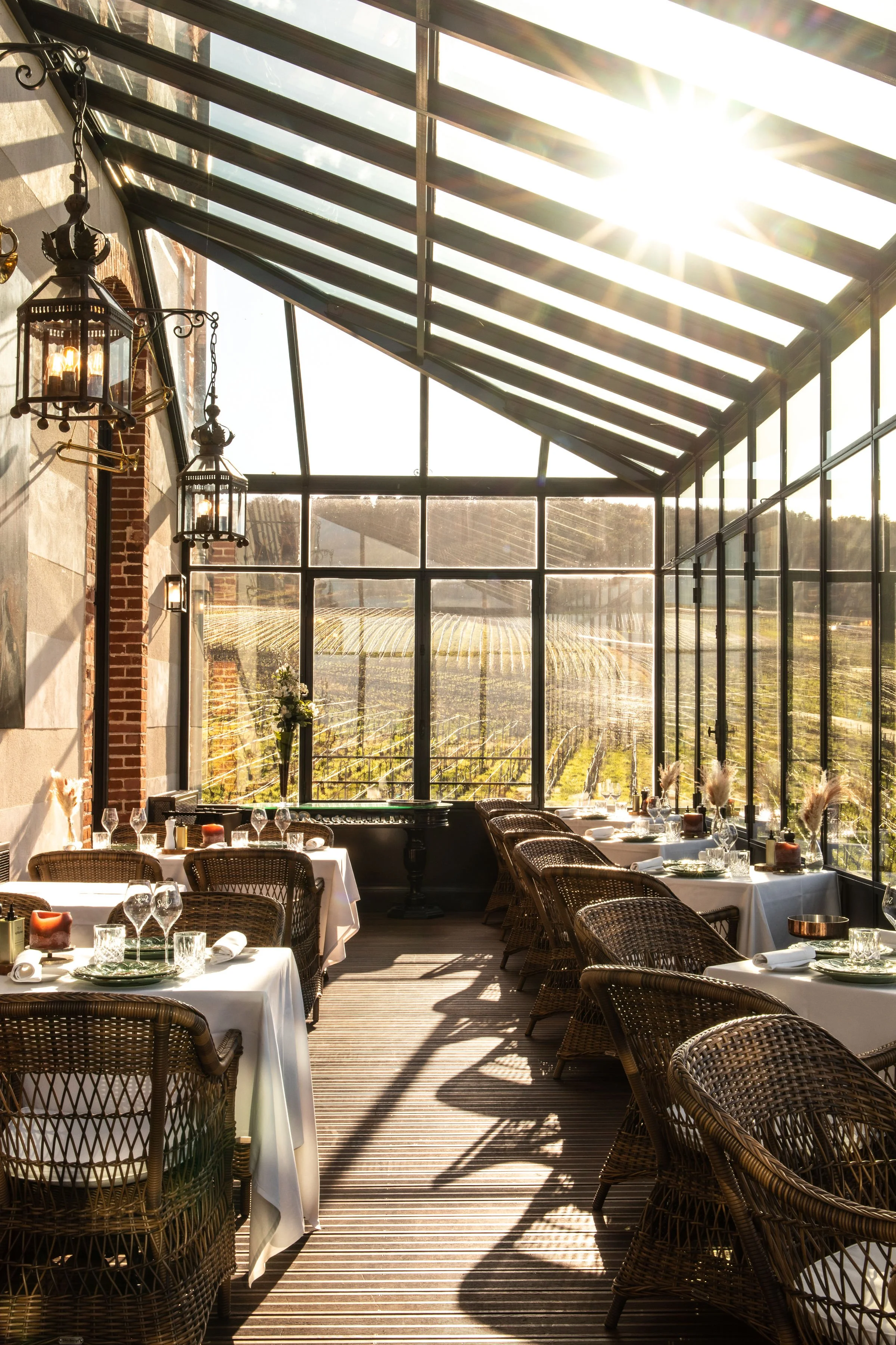 Sacy - Ajouter une verrière de style au Chateau. Elle accueille petit déjeuner et restaurant, les vignes à perte de vue, le coucher du soleil en direct.