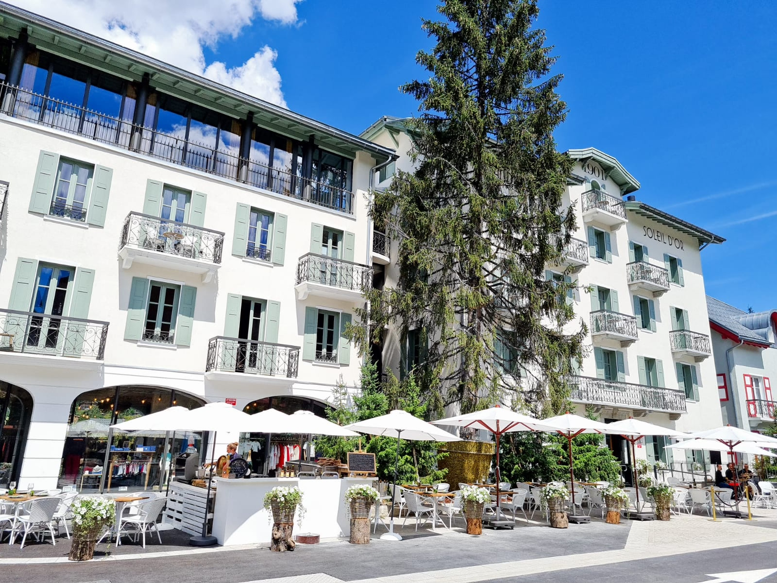 Soleil d'Or - Le plus vieil hôtel de Megève restauré, agrandi et sa terrasse d'été au coeur du village.