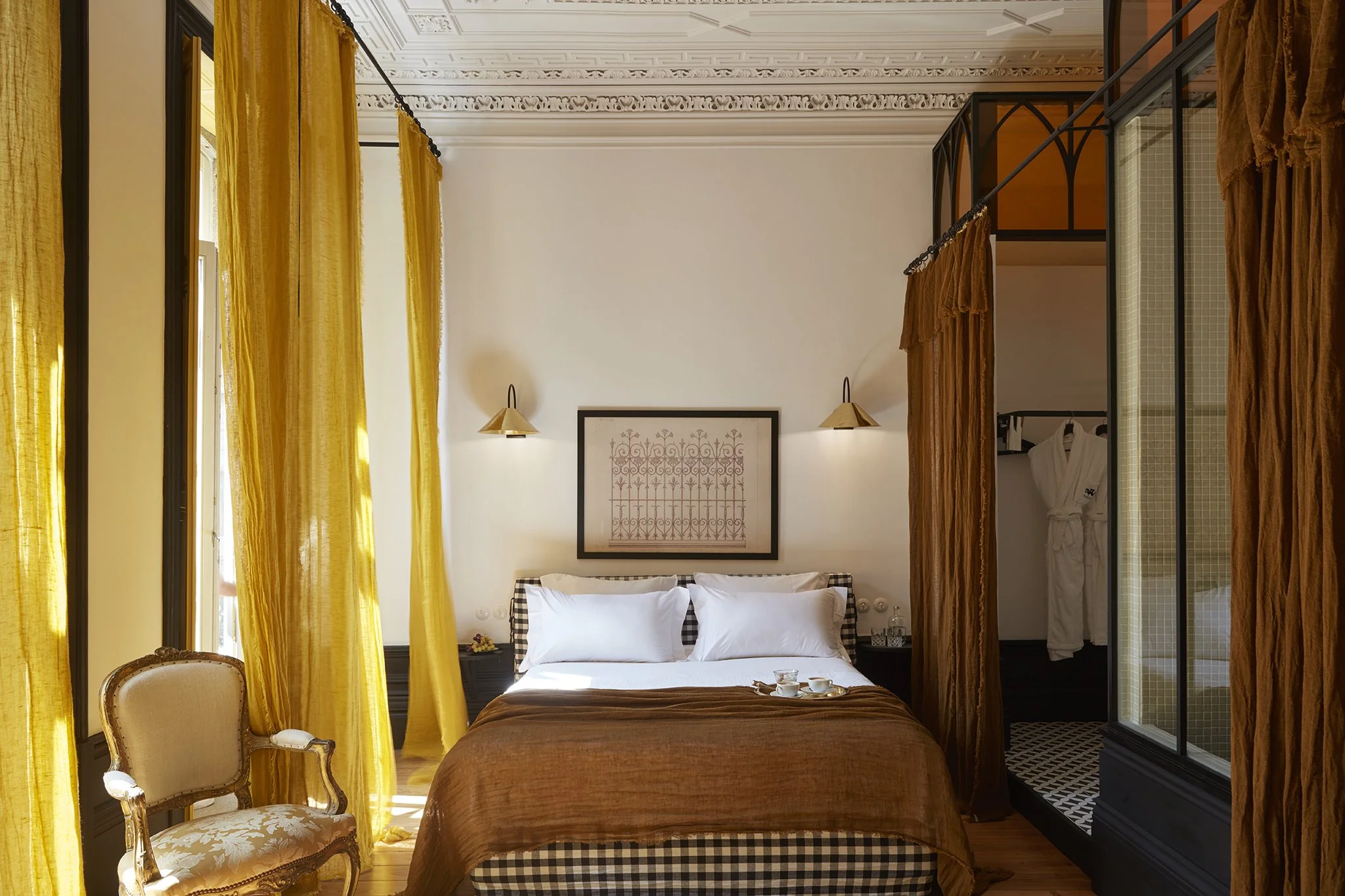 Cocorico - Retrouvez dans chaque chambre, les couleurs et les vitraux de Porto.