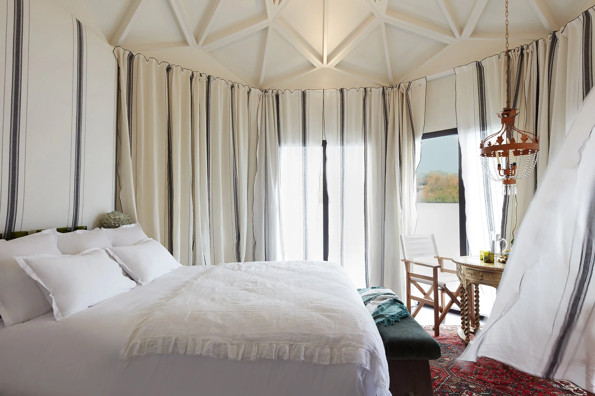 Brindos - Une chambre des suites sur le Lac - Créer le premier 5* flottant de France
